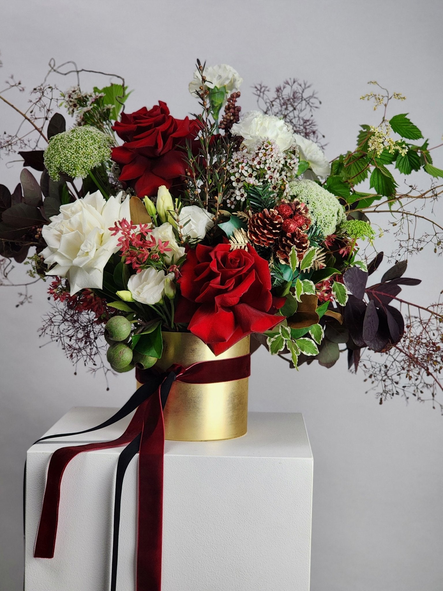 Christmas Gold Arrangement Flowers Hansford Flowers